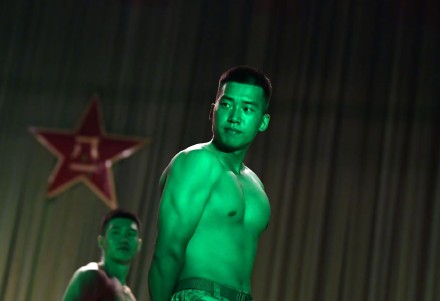 18图 看兵哥哥炫肌肉 ！