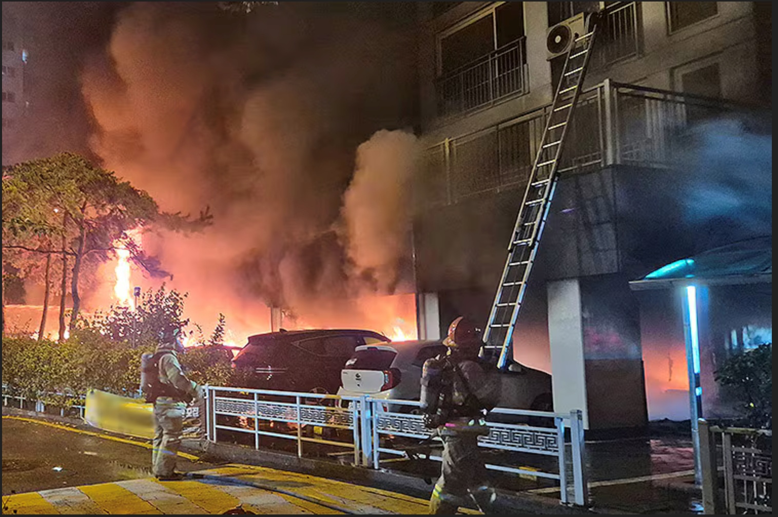 韩国京畿道一公寓停车场发生火灾 已致3死17伤 韩国京畿道一公寓停车场发生火灾 已致3死17伤