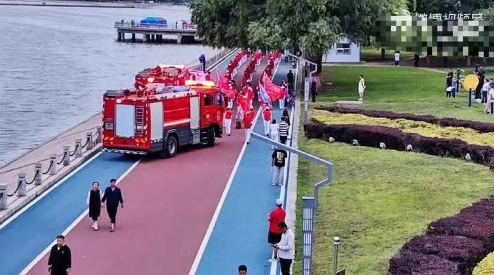 老年“暴走团”阻挡消防车，只是素养问题吗