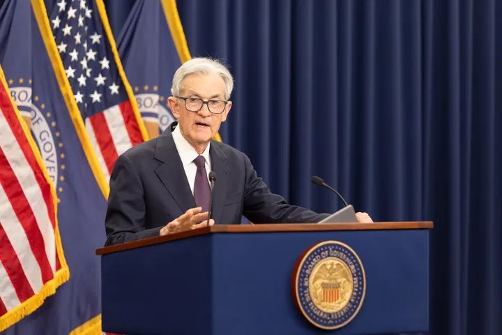面对白宫指责  美联储主席坐不住了
