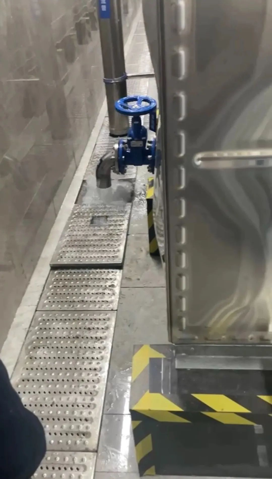 吃喝都用桶装水！无法洗澡洗衣服！杭州自来水异常小区水箱仍有沉淀物