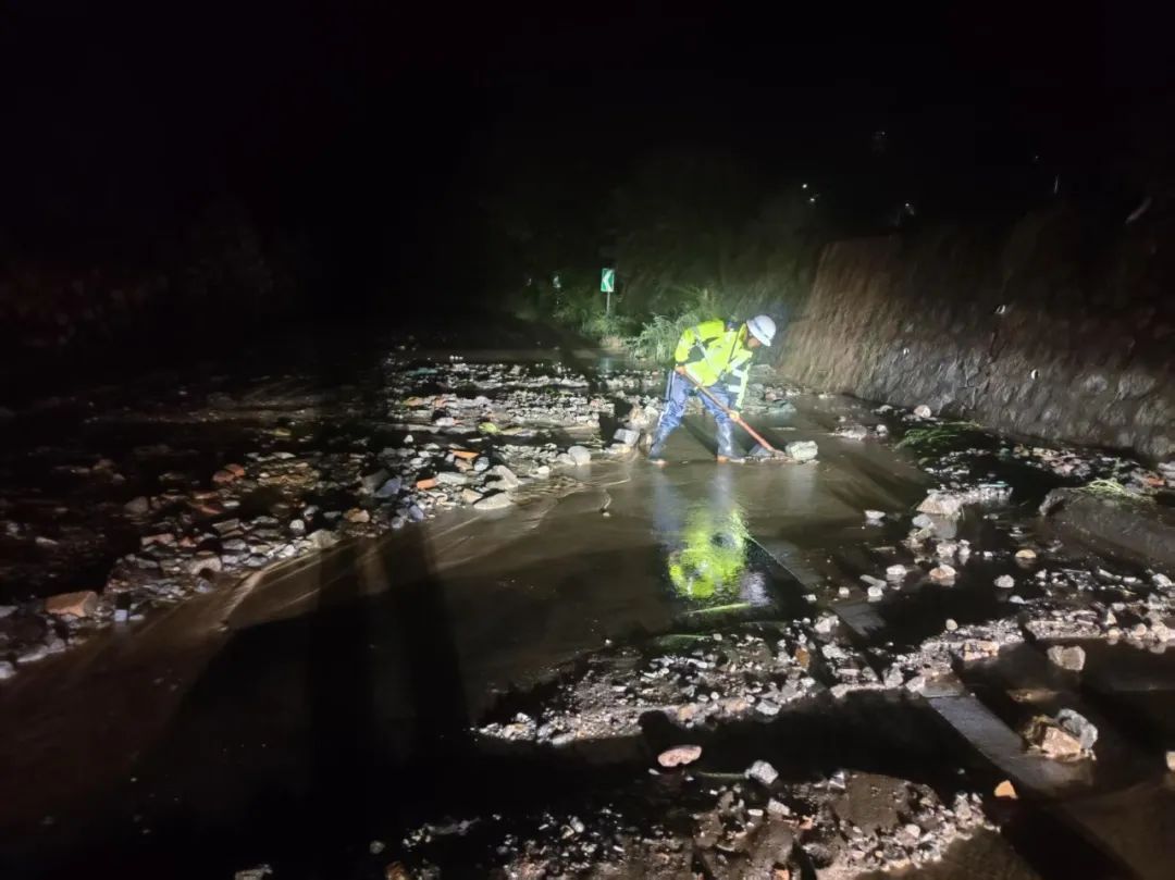 青海这些路段受降雨影响交通阻断！