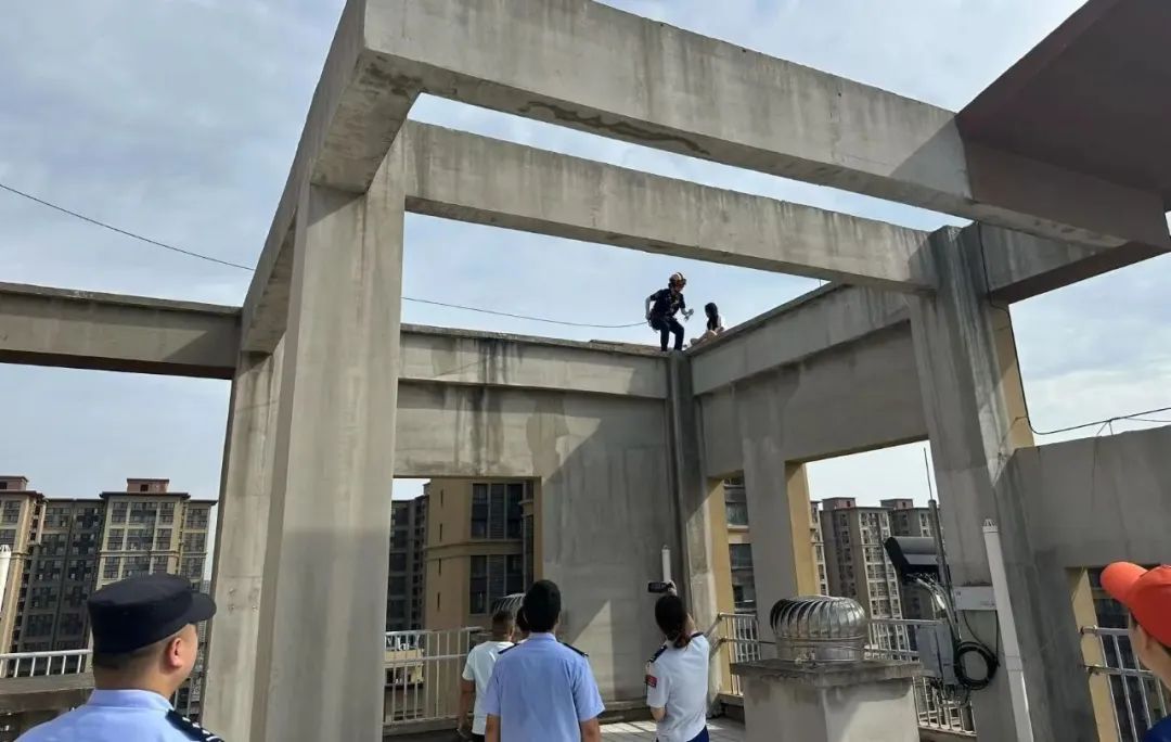 14岁少女凌晨独坐33层楼顶，双腿悬空欲轻生……“蓝姐姐”1小时暖心劝回！