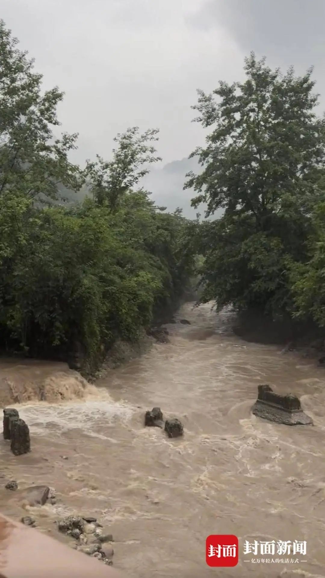青城山后山溪水突然猛涨！游客紧急下山，景区已封闭