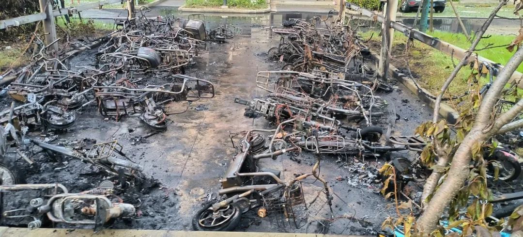 凌晨传来异响！30余辆电动车“火烧连营”，上海某小区楼下一片火光