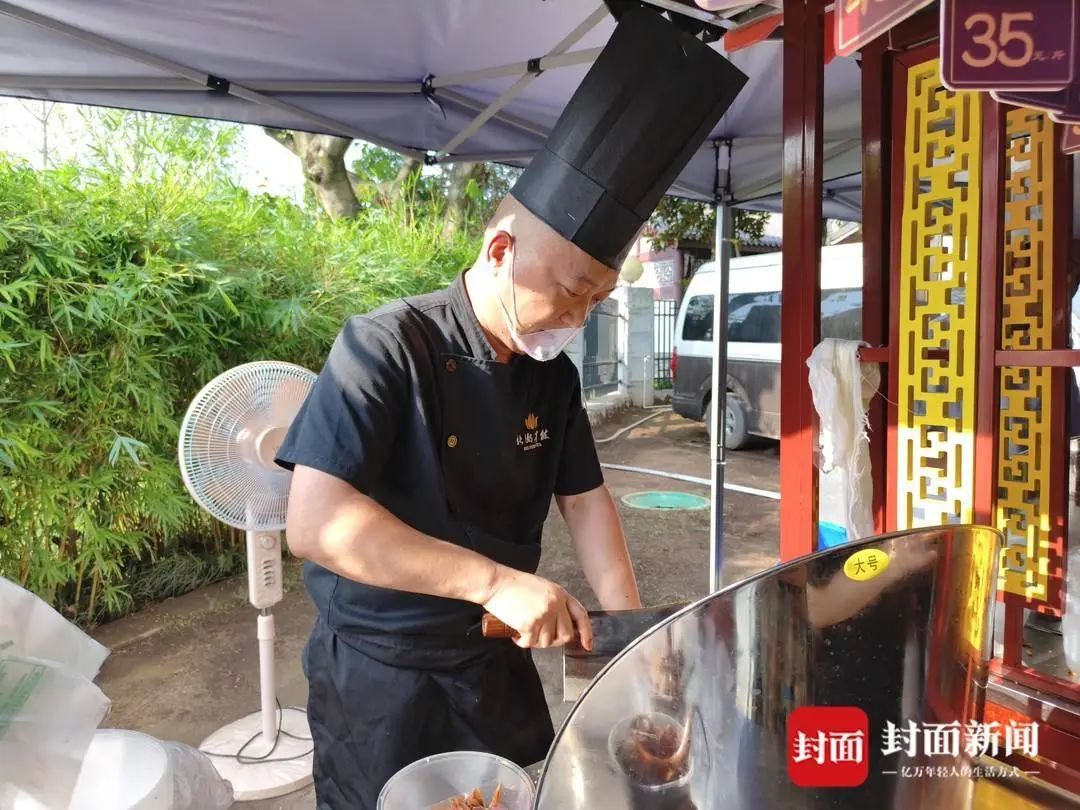 起猛了！星级酒店开始摆摊卖卤菜！1小时卖断货，大厨现场秀刀功