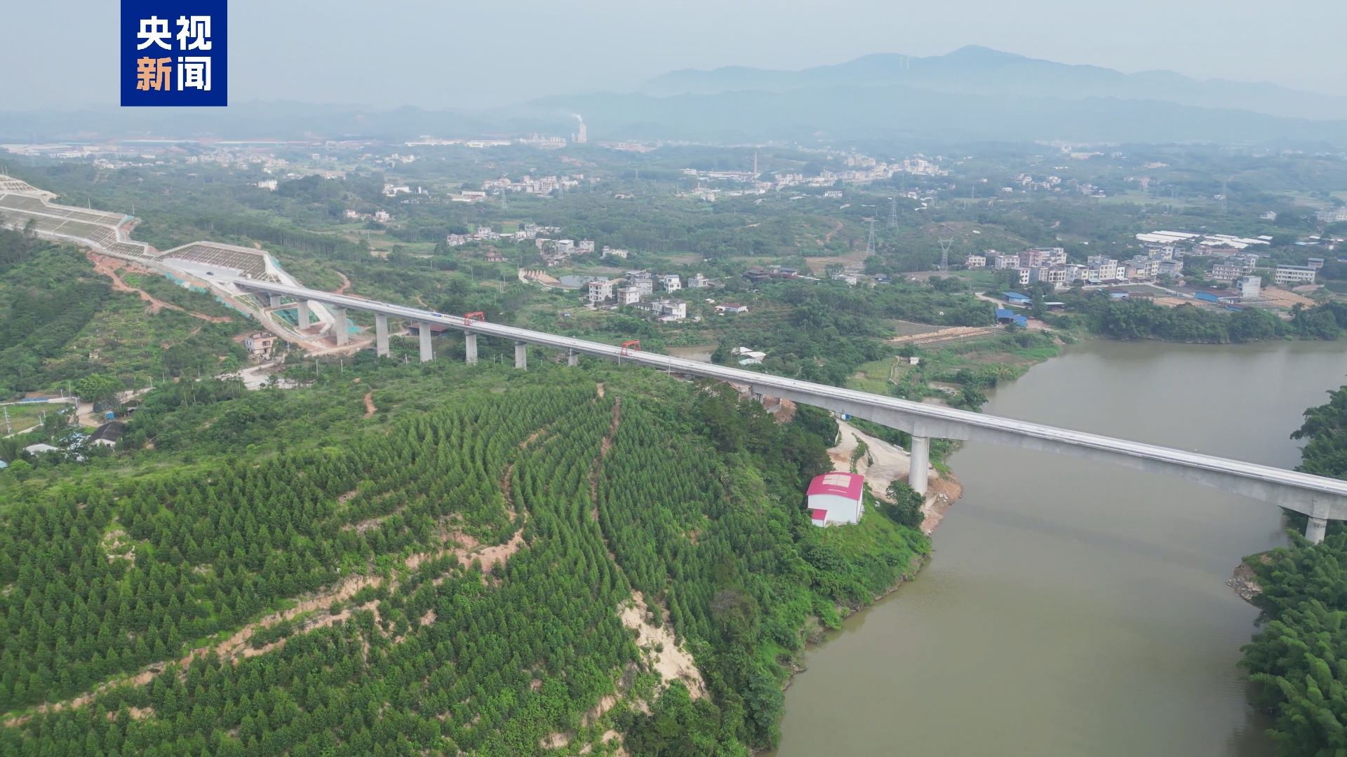 南珠高铁玉岑段无砟轨道施工全面启动