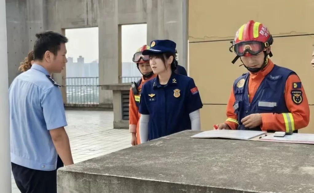 14岁少女凌晨独坐33层楼顶，双腿悬空欲轻生……“蓝姐姐”1小时暖心劝回！