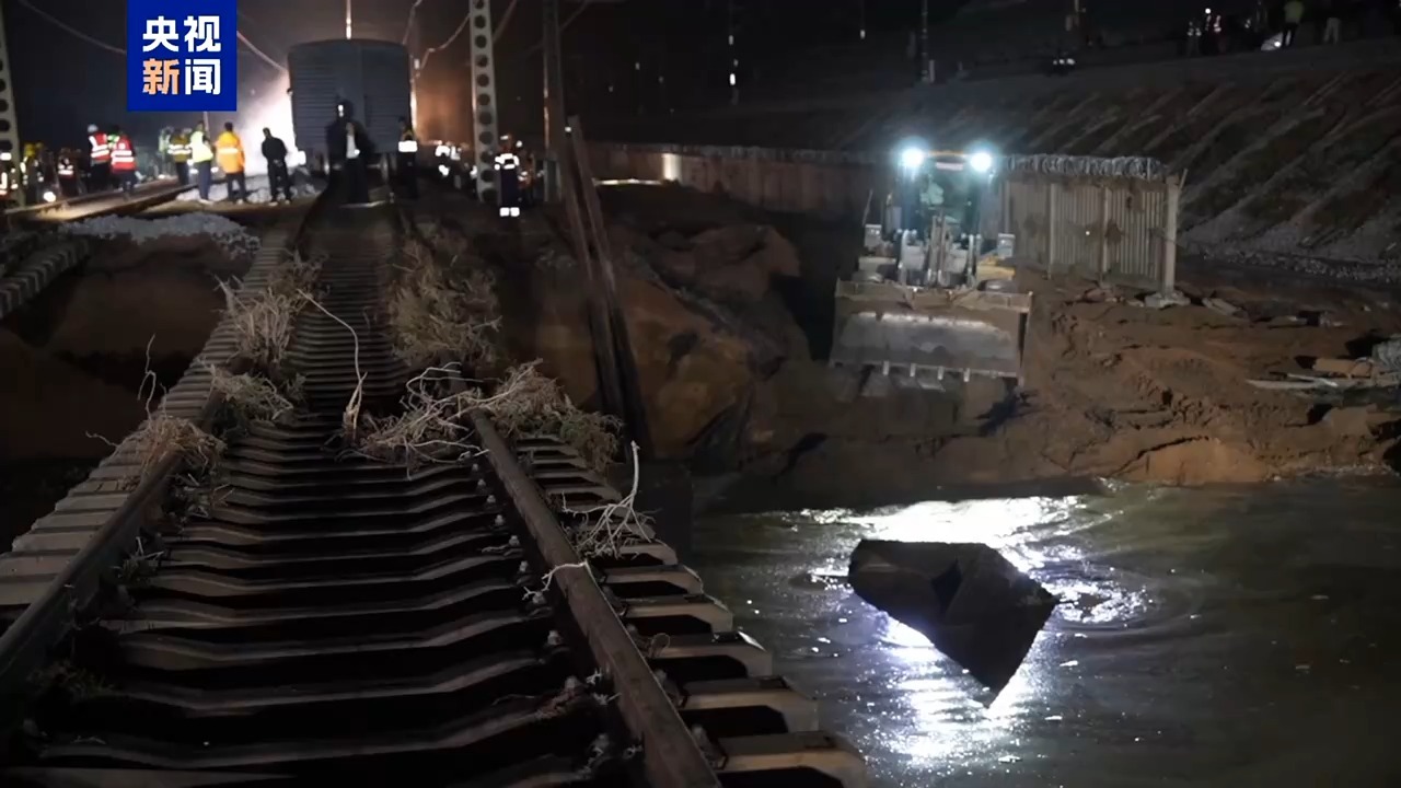 内蒙古包兰铁路因暴雨中断行车 抢修进行中 预计今日通车 内蒙古包兰铁路因暴雨中断行车 抢修进行中 预计今日通车