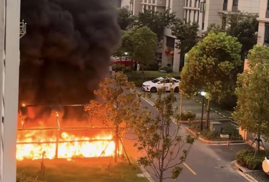 凌晨传来异响！30余辆电动车“火烧连营”，上海某小区楼下一片火光