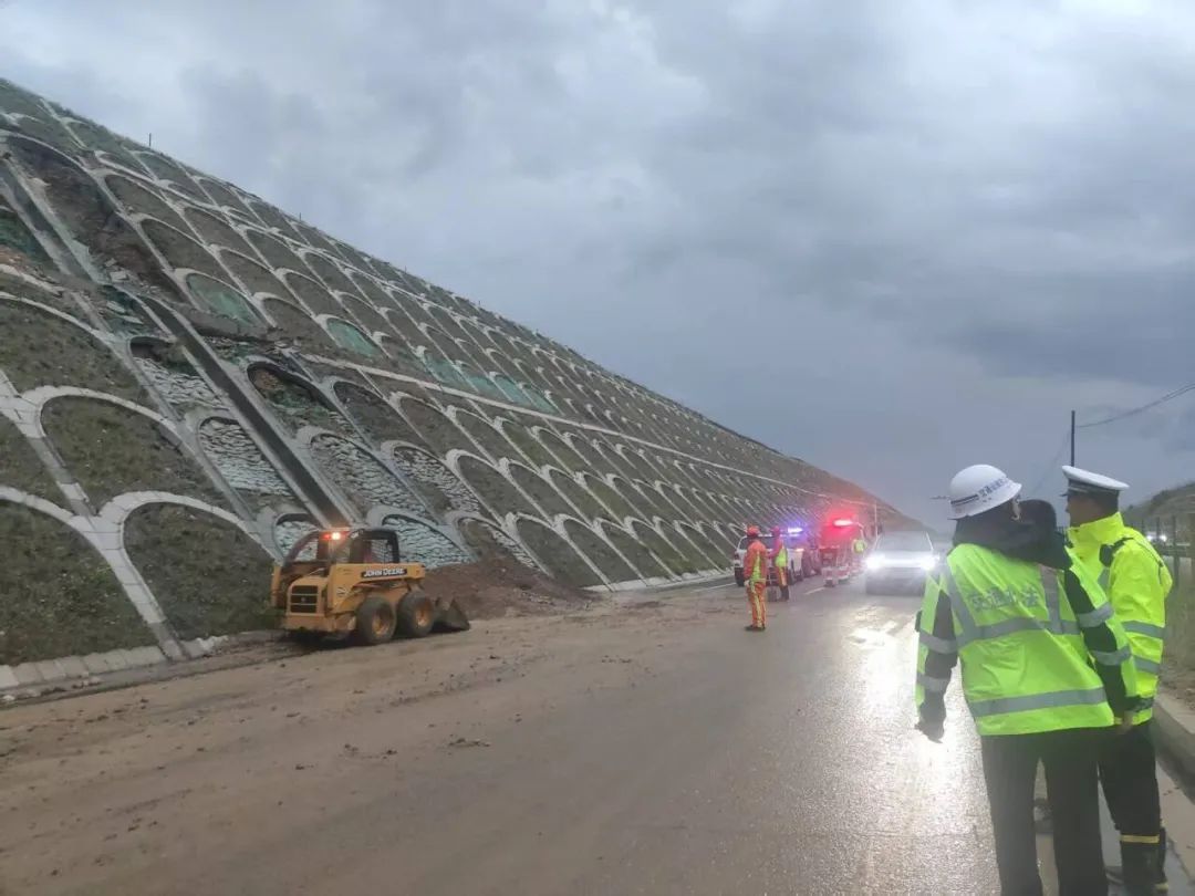 青海这些路段受降雨影响交通阻断！