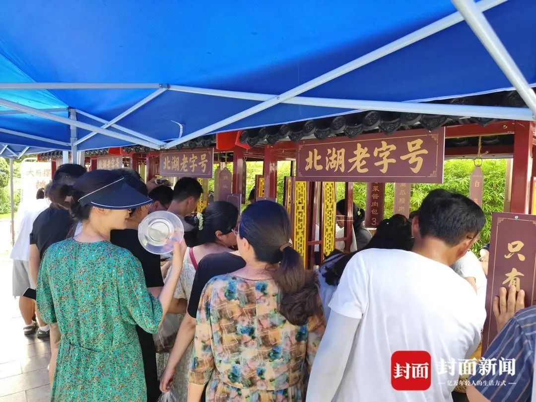 起猛了！星级酒店开始摆摊卖卤菜！1小时卖断货，大厨现场秀刀功