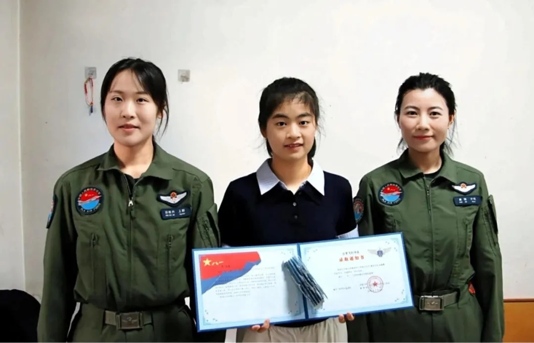 刷屏全网的姑娘，收到军校录取通知书！