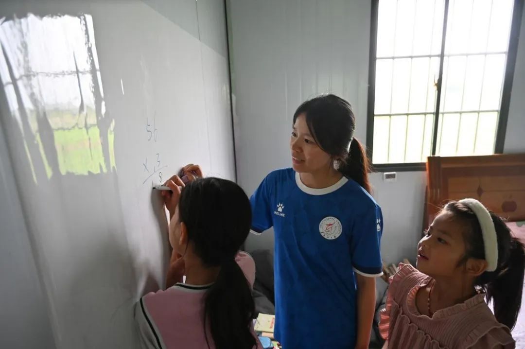 那个瞒着父母考研的广西女孩,收到录取通知书后递给妈妈亲手拆 那个瞒着父母考研的广西女孩,收到录取通知书后递给妈妈亲手拆