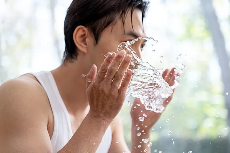 真的想问：下巴凸起的小颗粒，到底是什么呀？