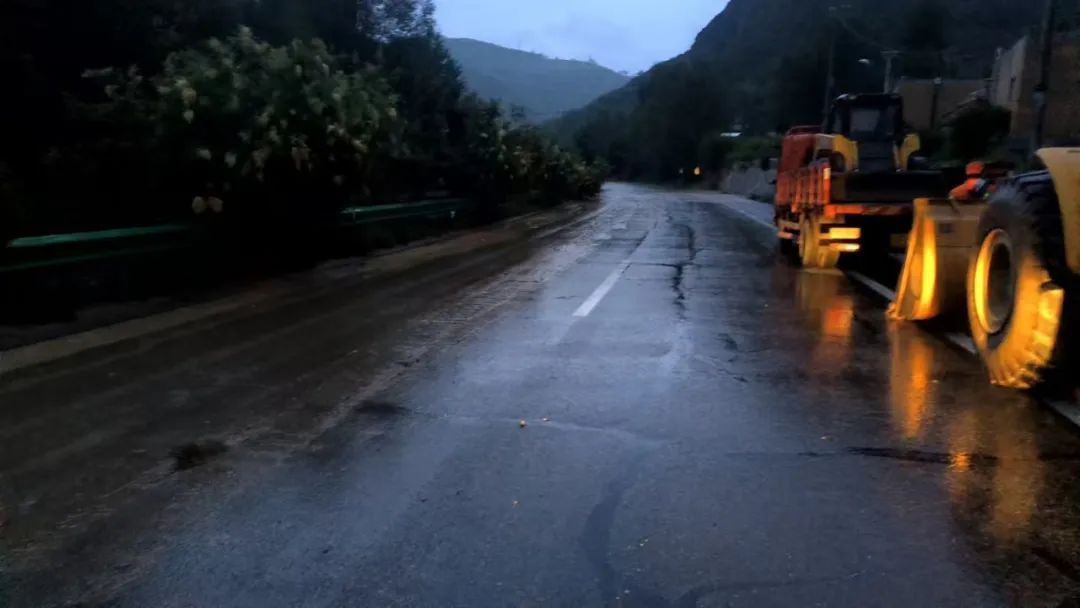 青海这些路段受降雨影响交通阻断！