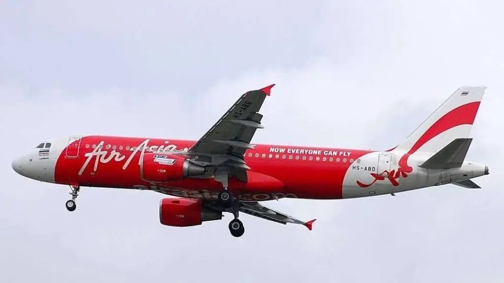 航班落地后被发现风挡破裂且机头凹陷，亚航回应