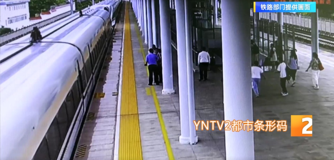 紧急！动车车门关闭，2岁男童突然跑下车……