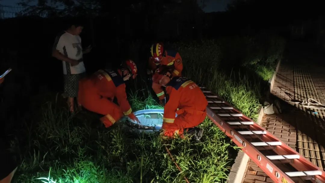 深夜男子散步不慎坠井，北京消防紧急救援成功脱险