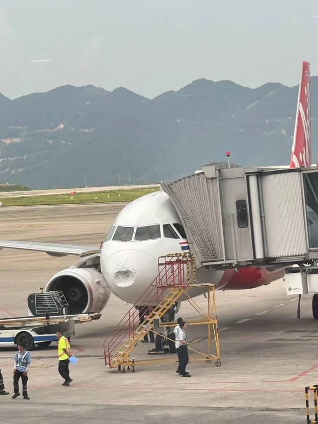 航班落地后被发现风挡破裂且机头凹陷，亚航回应