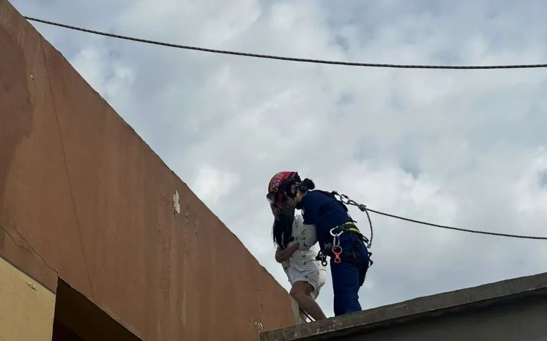 14岁少女凌晨独坐33层楼顶，双腿悬空欲轻生……“蓝姐姐”1小时暖心劝回！