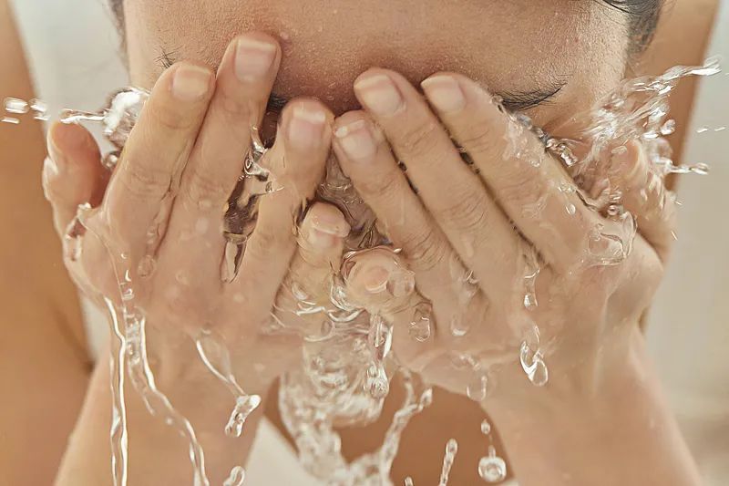 真的想问：下巴凸起的小颗粒，到底是什么呀？