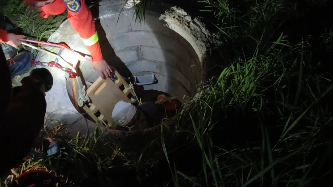 深夜男子散步不慎坠井，北京消防紧急救援成功脱险