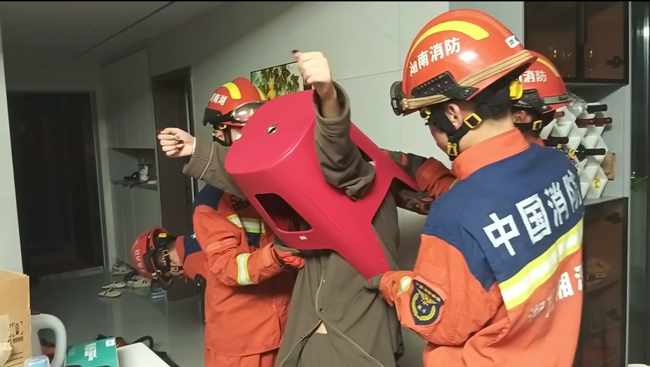 女子楼梯间亲测网上热门案例，成功“锁头”！网友：这下真上新闻了