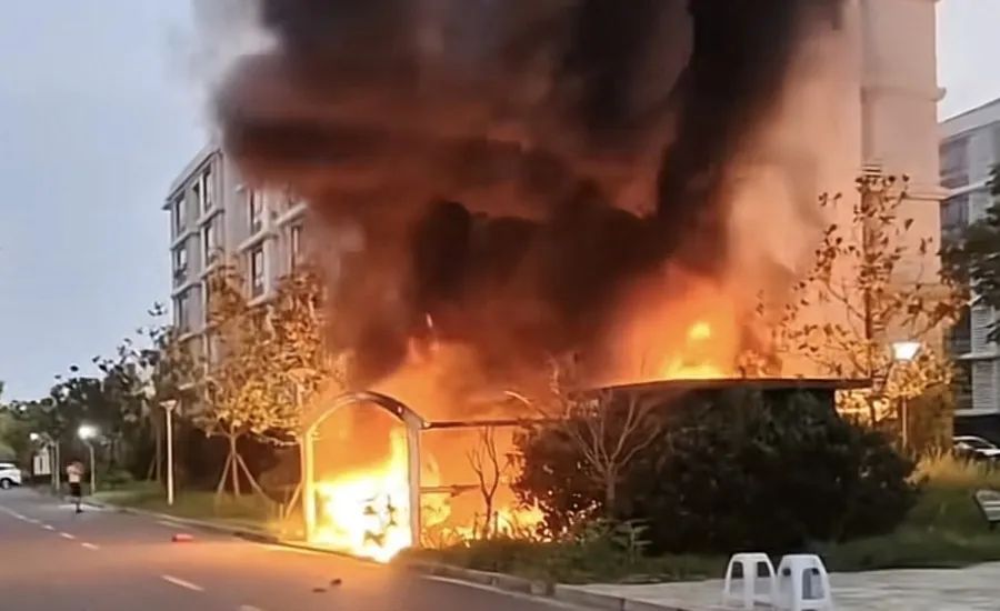 凌晨传来异响！30余辆电动车“火烧连营”，上海某小区楼下一片火光