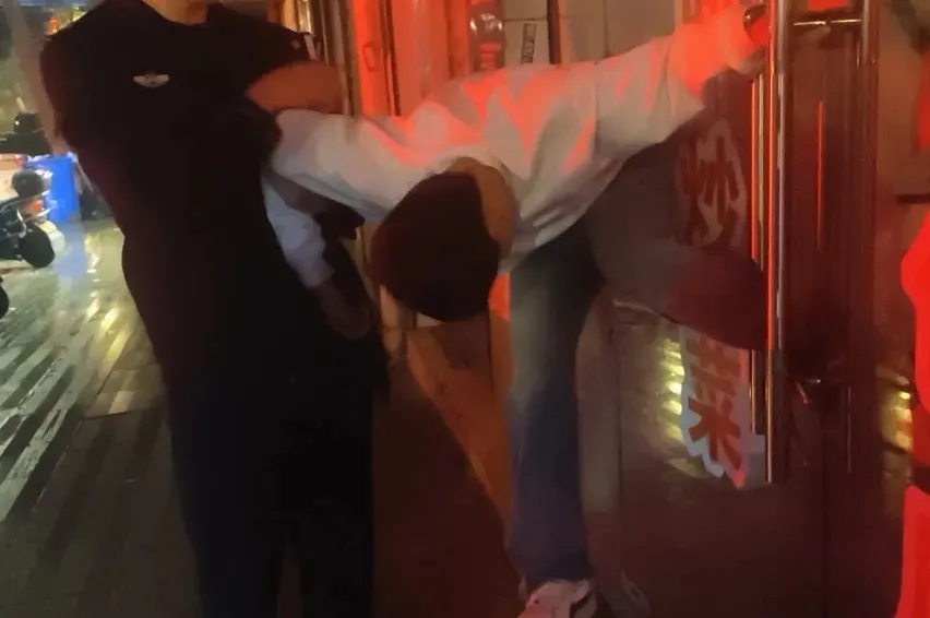 女子楼梯间亲测网上热门案例，成功“锁头”！网友：这下真上新闻了