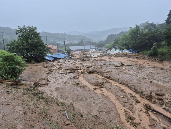 韩国庆尚南道暴雨引发山体滑坡 已致3人死亡