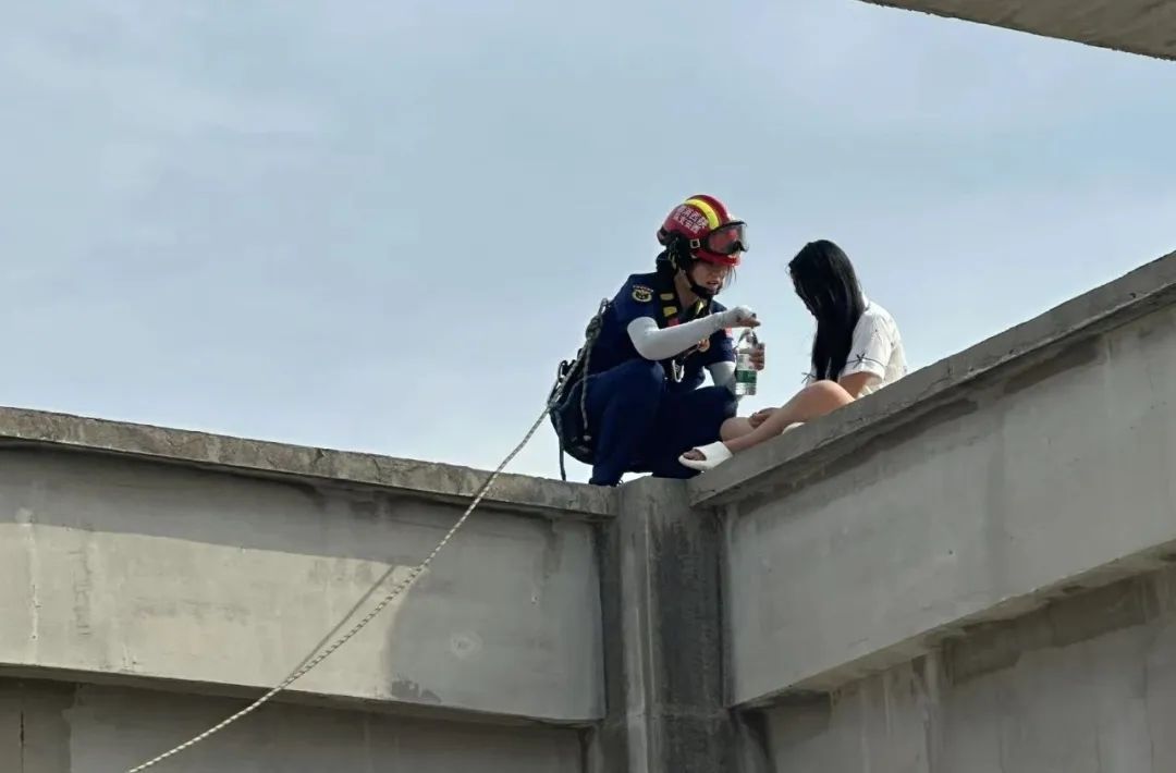 14岁少女凌晨独坐33层楼顶，双腿悬空欲轻生……“蓝姐姐”1小时暖心劝回！