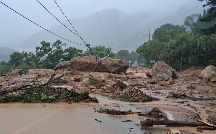 韩国庆尚南道暴雨引发山体滑坡 已致3人死亡
