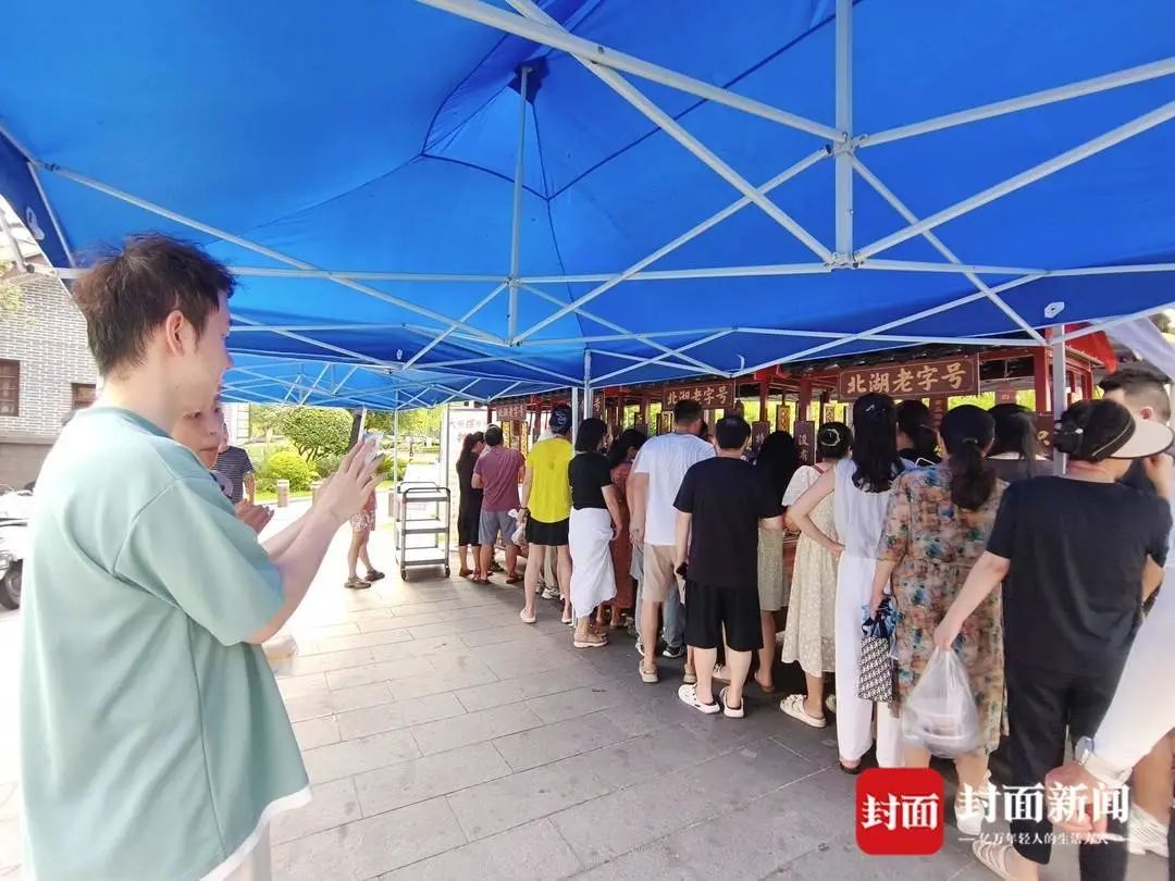 起猛了！星级酒店开始摆摊卖卤菜！1小时卖断货，大厨现场秀刀功