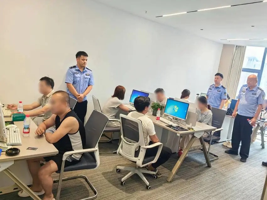 刚开张就被端！当便衣警察推门而入时，他们竟然还在……