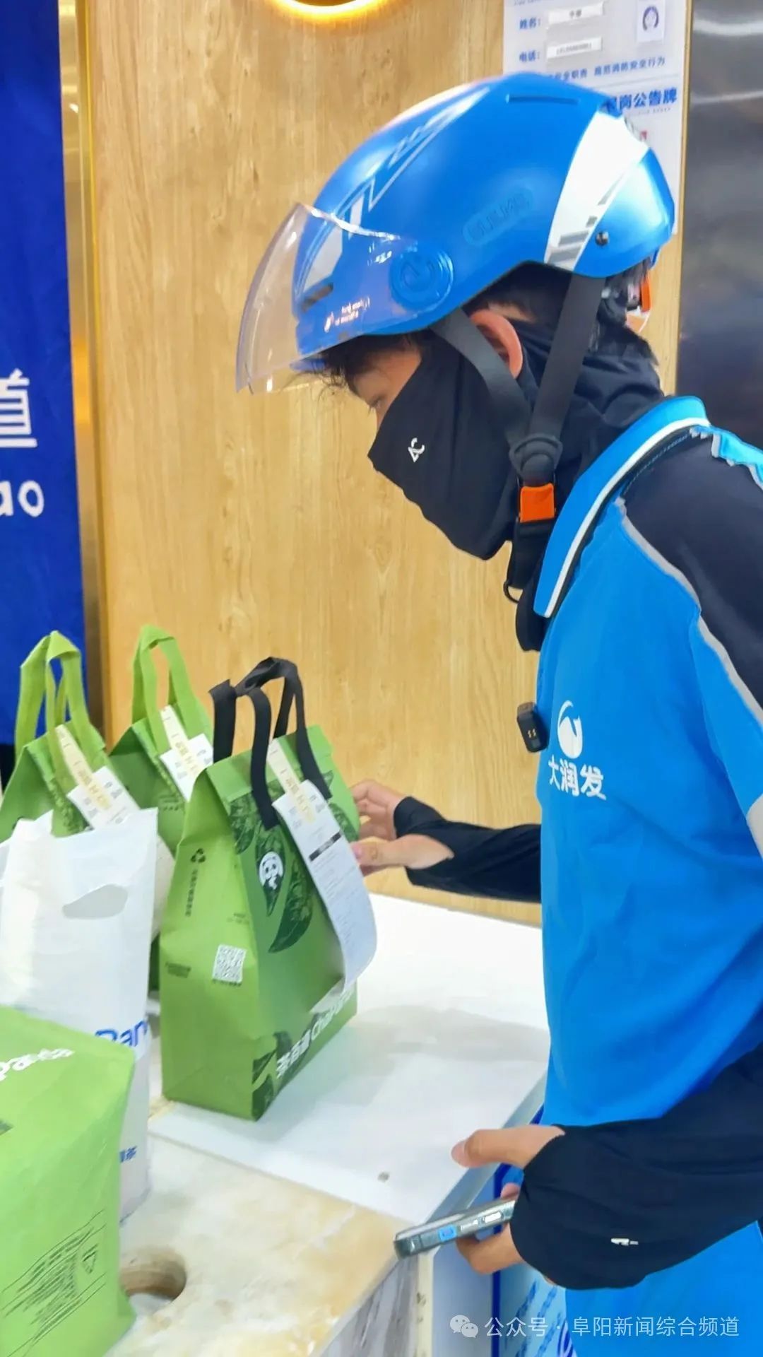 得知被录取时，安徽小伙正忙着送外卖！这所大学比清华北大都难考