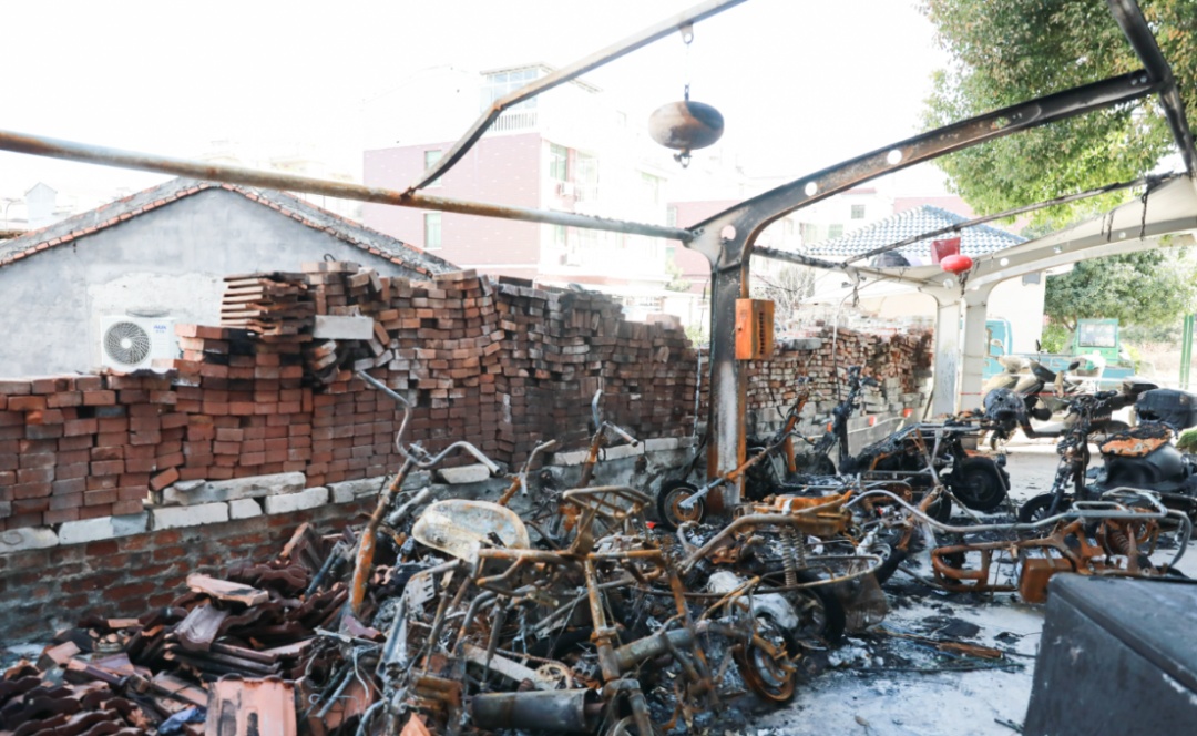 凌晨传来异响！30余辆电动车“火烧连营”，上海某小区楼下一片火光