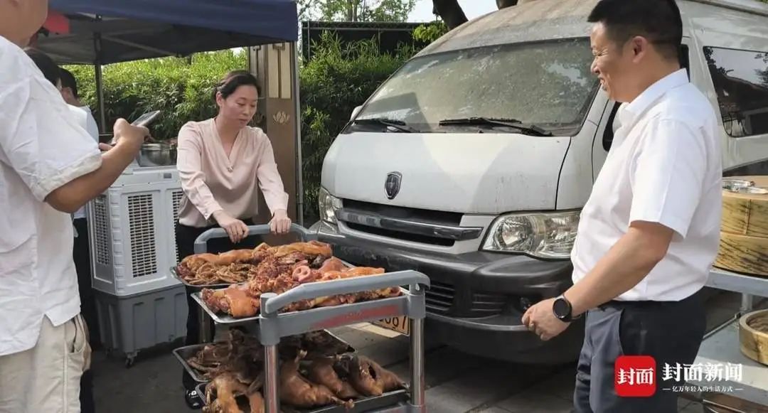 起猛了！星级酒店开始摆摊卖卤菜！1小时卖断货，大厨现场秀刀功
