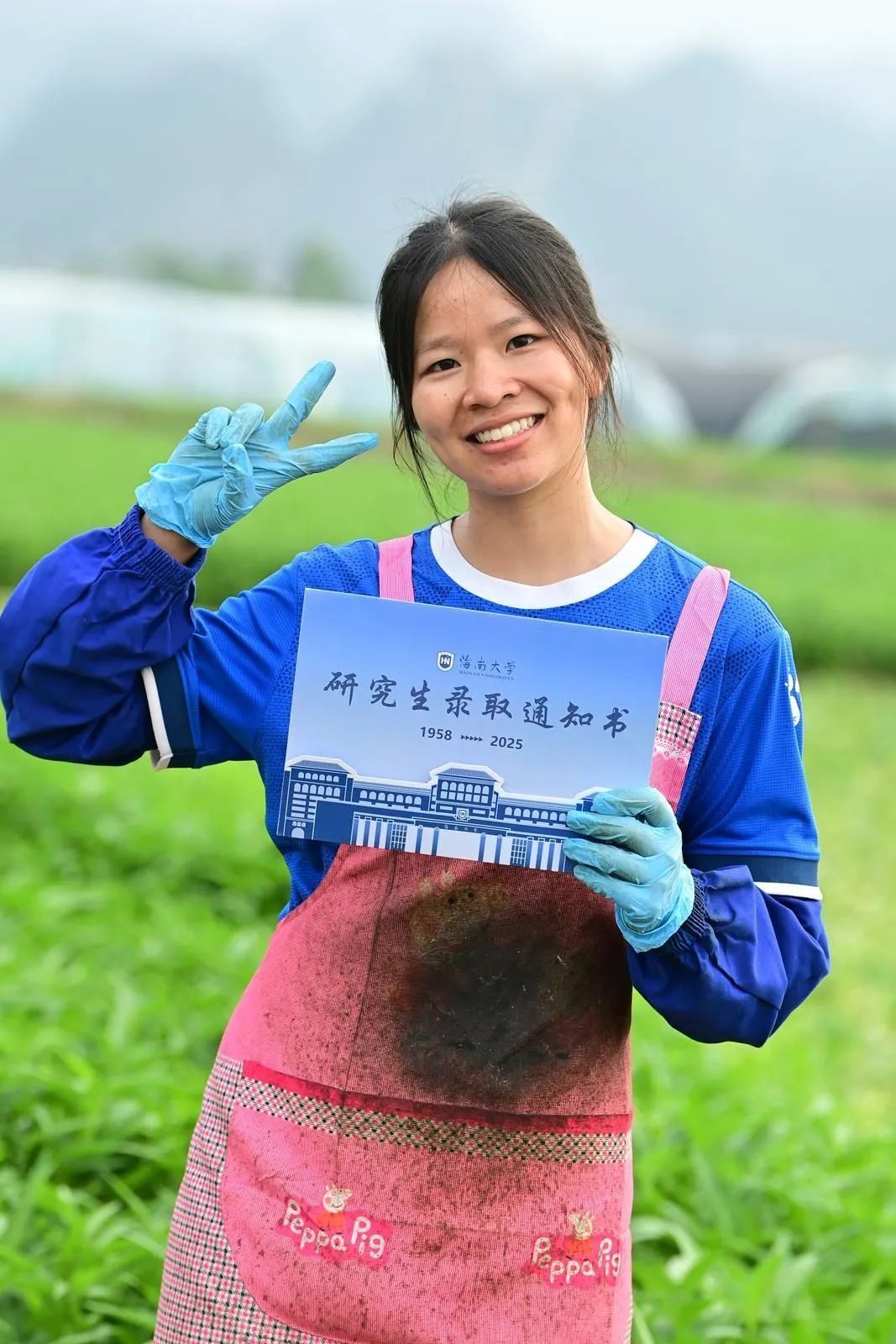 那个瞒着父母考研的广西女孩,收到录取通知书后递给妈妈亲手拆 那个瞒着父母考研的广西女孩,收到录取通知书后递给妈妈亲手拆