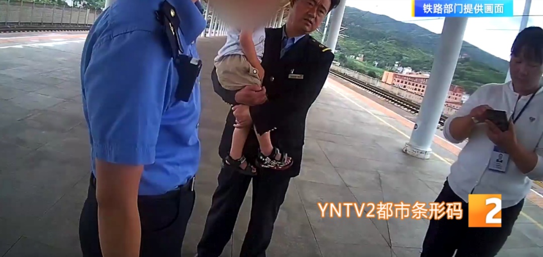 紧急！动车车门关闭，2岁男童突然跑下车……