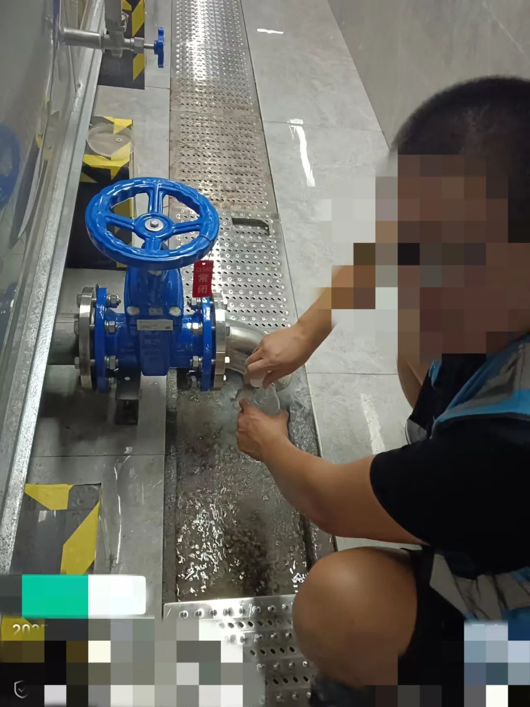 吃喝都用桶装水！无法洗澡洗衣服！杭州自来水异常小区水箱仍有沉淀物