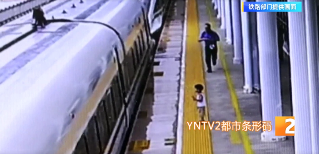 紧急！动车车门关闭，2岁男童突然跑下车……