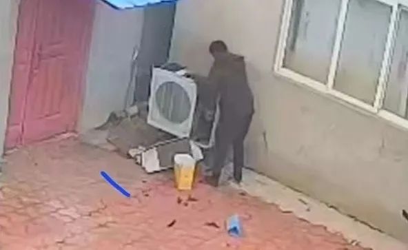 热到“上头”？26岁小伙偷空调换钱……