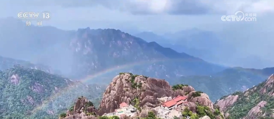 青峰翠壑、奇松怪石、碧海银沙……各地夏日美景勾勒出一幅盛夏绮丽画卷
