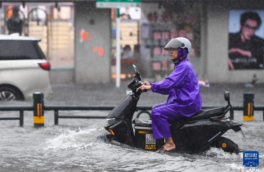 台风“韦帕”给海南带来强风雨天气