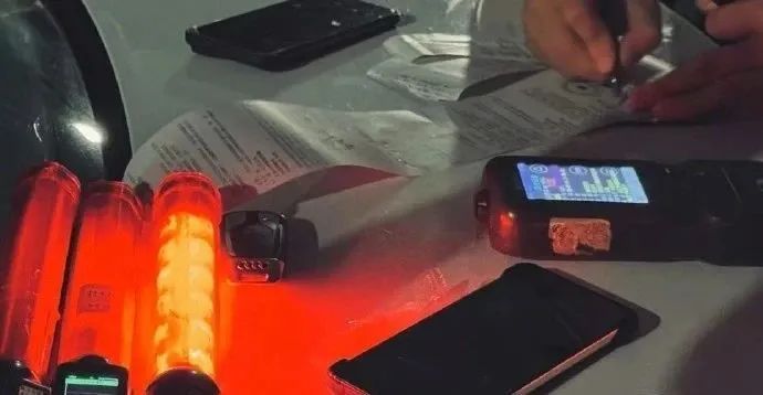 边骑车边喝啤酒解暑?北京交警:1438人“醉”上加罚! 边骑车边喝啤酒解暑?北京交警:1438人“醉”上加罚!