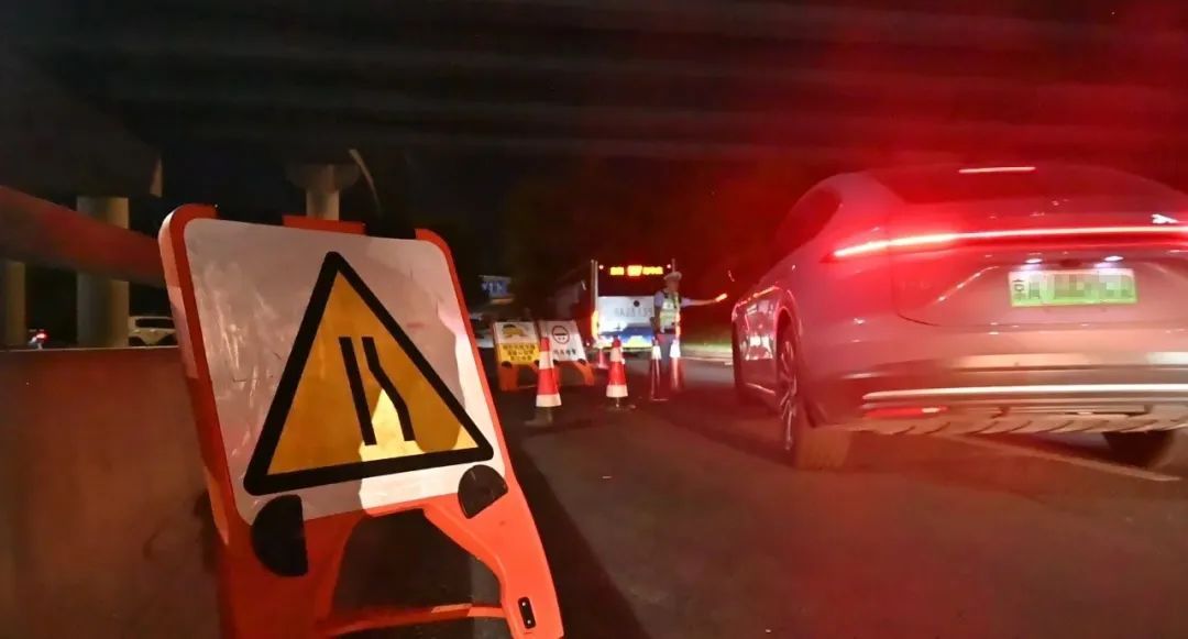 边骑车边喝啤酒解暑?北京交警:1438人“醉”上加罚! 边骑车边喝啤酒解暑?北京交警:1438人“醉”上加罚!