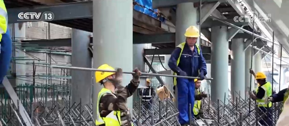 战酷暑、保施工 一线工作者们坚守岗位用汗水诠释责任与担当