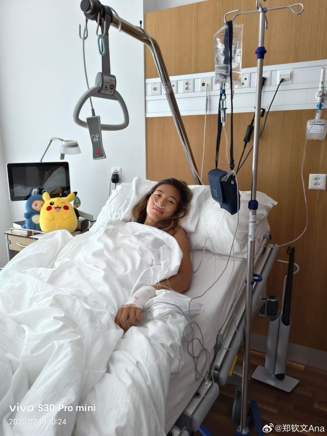 郑钦文晒病床照，将暂停赛事，重心放在康复训练