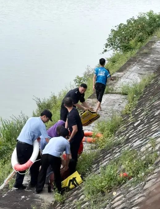 广东外卖小哥从数米高桥上跳河中救人,事后摆摆手默默离开:我还有餐没有送 广东外卖小哥从数米高桥上跳河中救人,事后摆摆手默默离开:我还有餐没有送